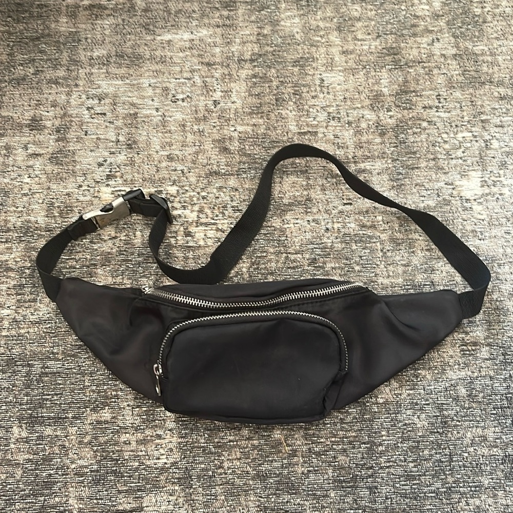 Adjustable black fanny pack